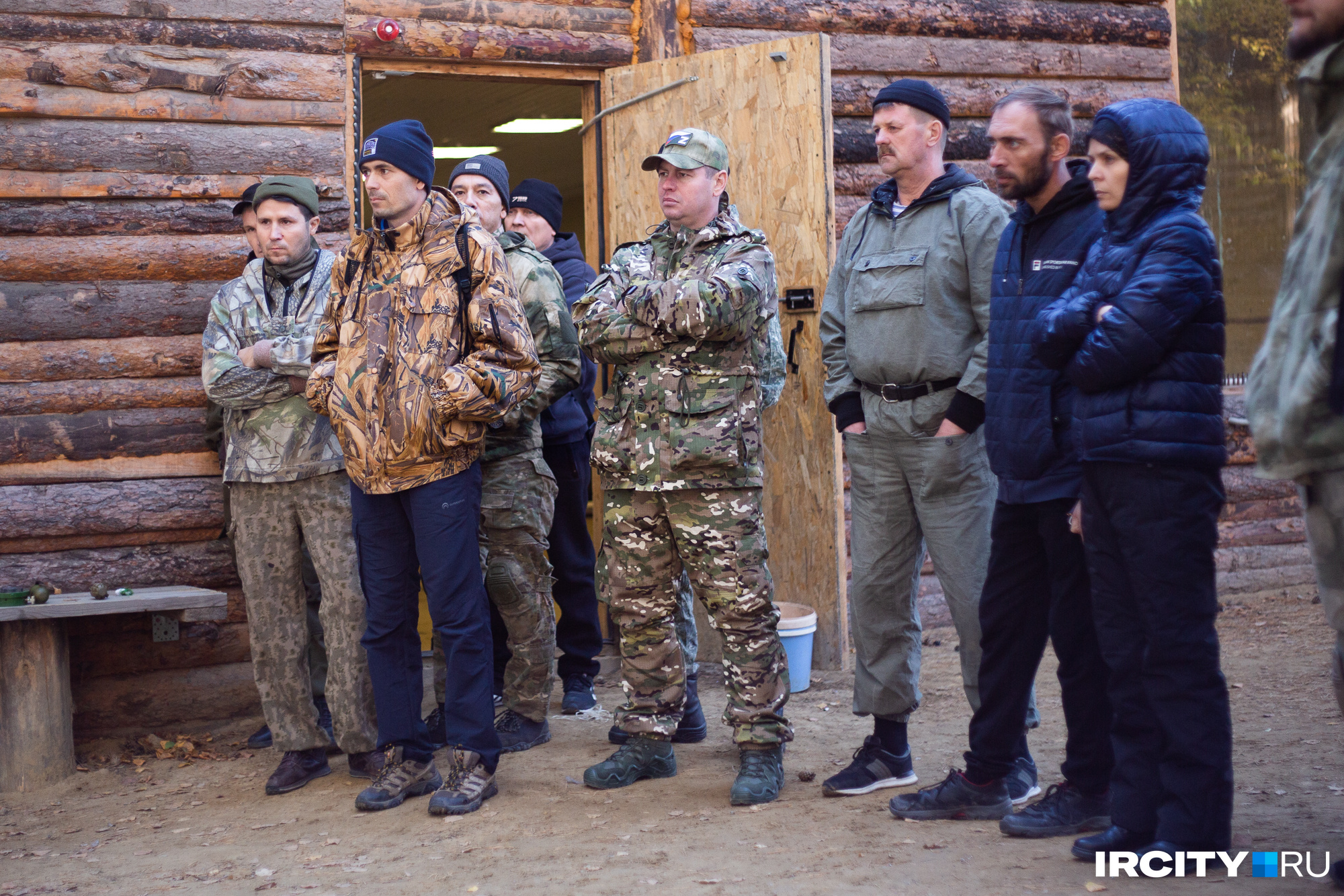 А затем мужчинам рассказывают о минах на поле боя А затем мужчинам рассказывают о минах на поле боя