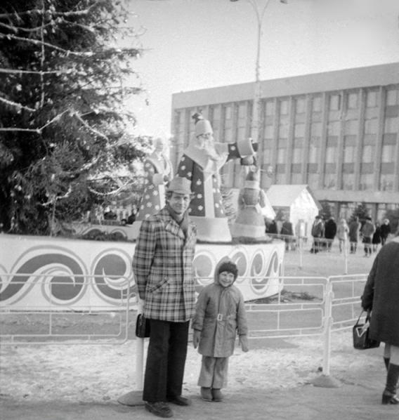 Новогодняя ель на площади Октябрьской революции (сейчас Главная городская площадь), 1977 год