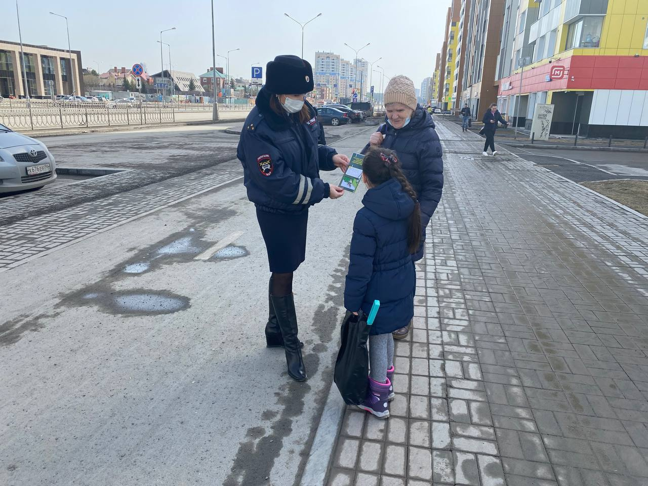 Сотрудники екатеринбург. Пешеходы на улице. Пешеходы нарушители. Пропаганда ГИБДД. Новости Екатеринбурга.