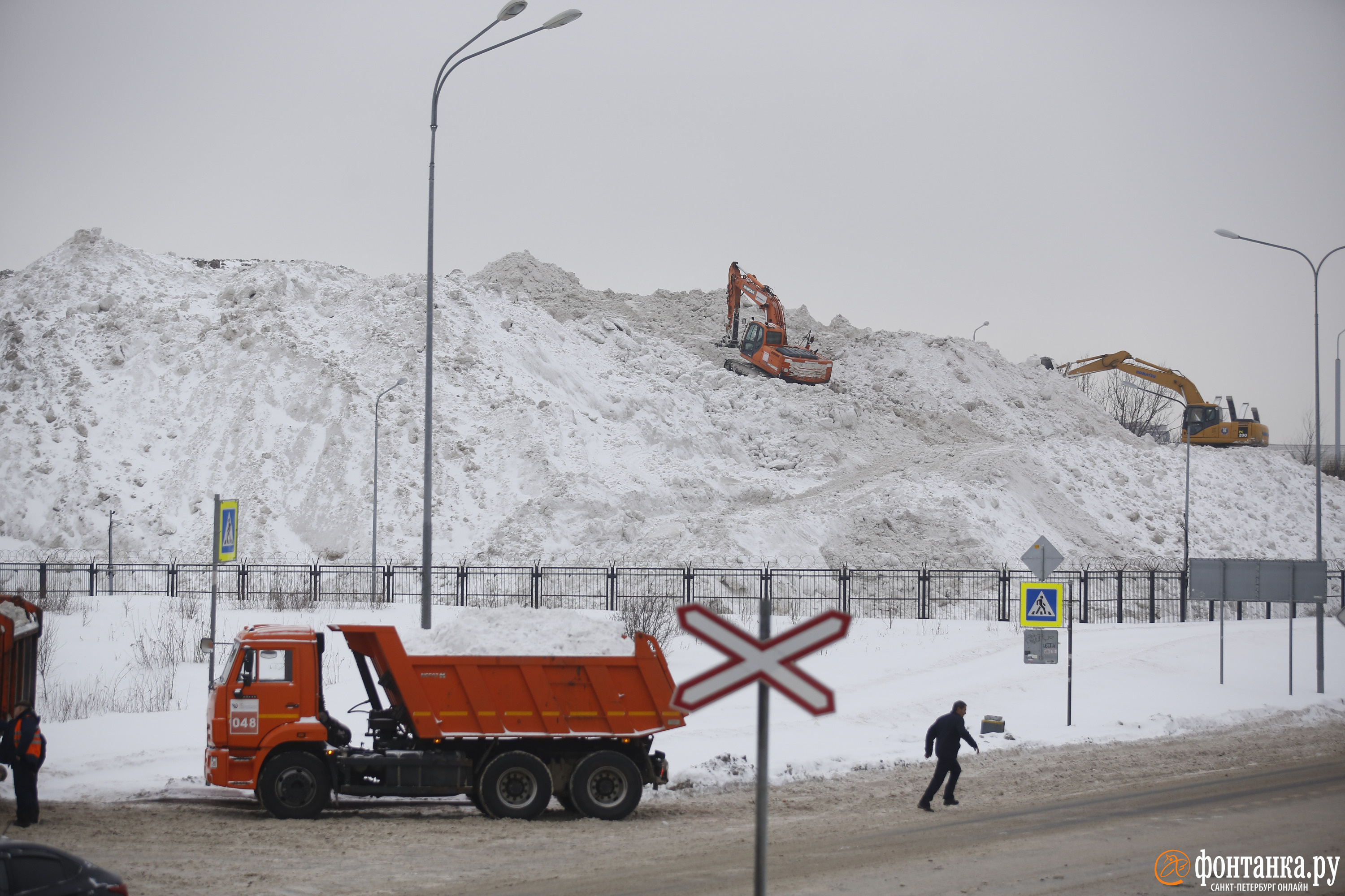 Снежные горы после расчистки города во время сильных снегопадов