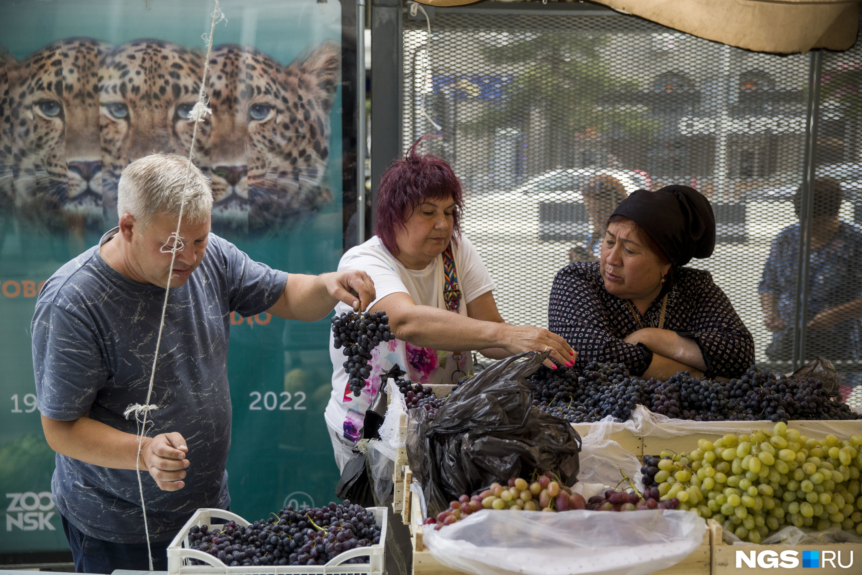 Лавочки для бабушек стоят на Октябрьском рынке, но мэрия ведет переговоры, чтобы установить такие же на площади Калинина