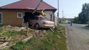 Снес половину здания: лишенный прав водитель влетел в дом в Новосибирской области