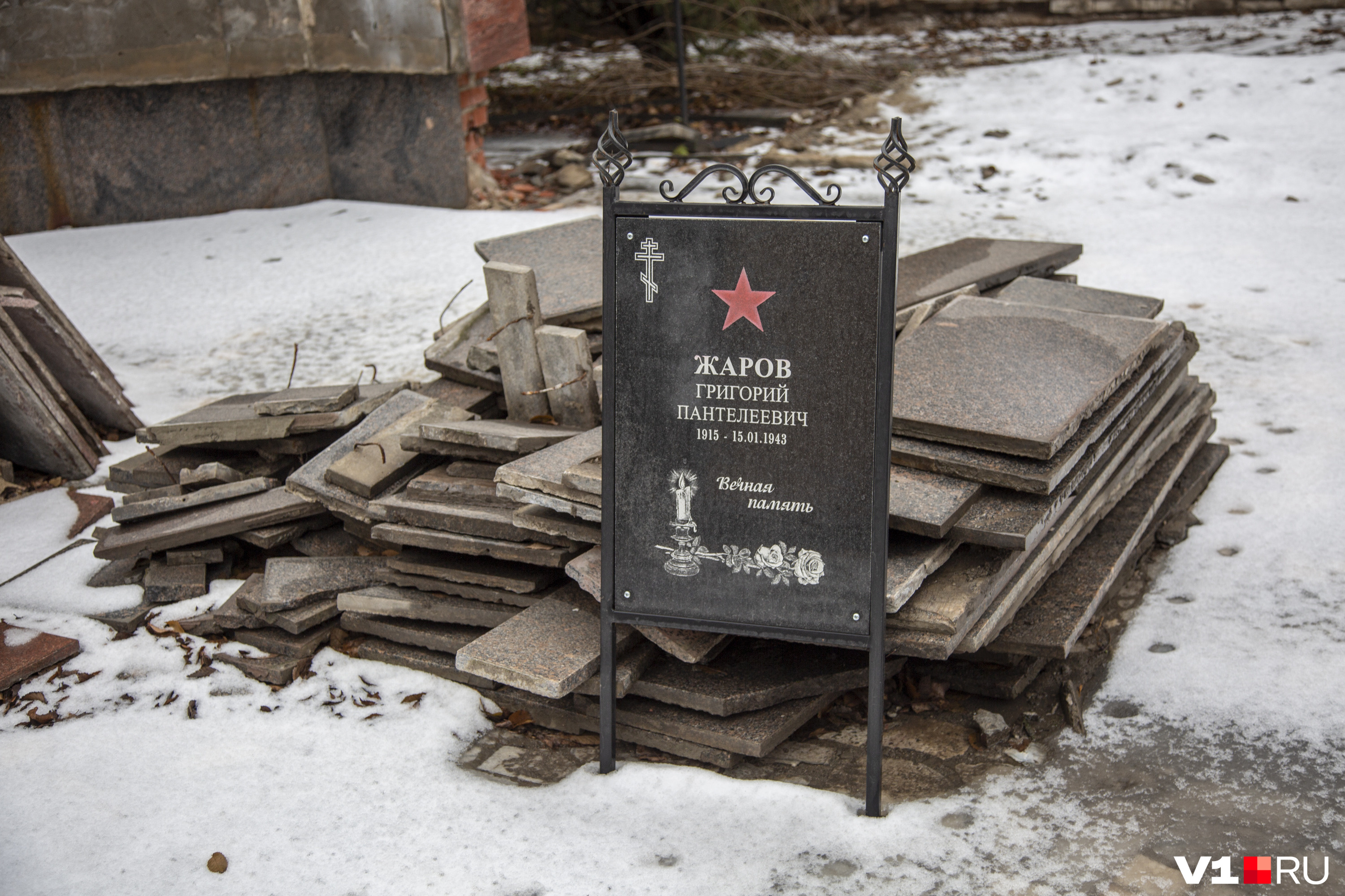 Старая облицовка памятника валяется рядом Старая облицовка памятника валяется рядом