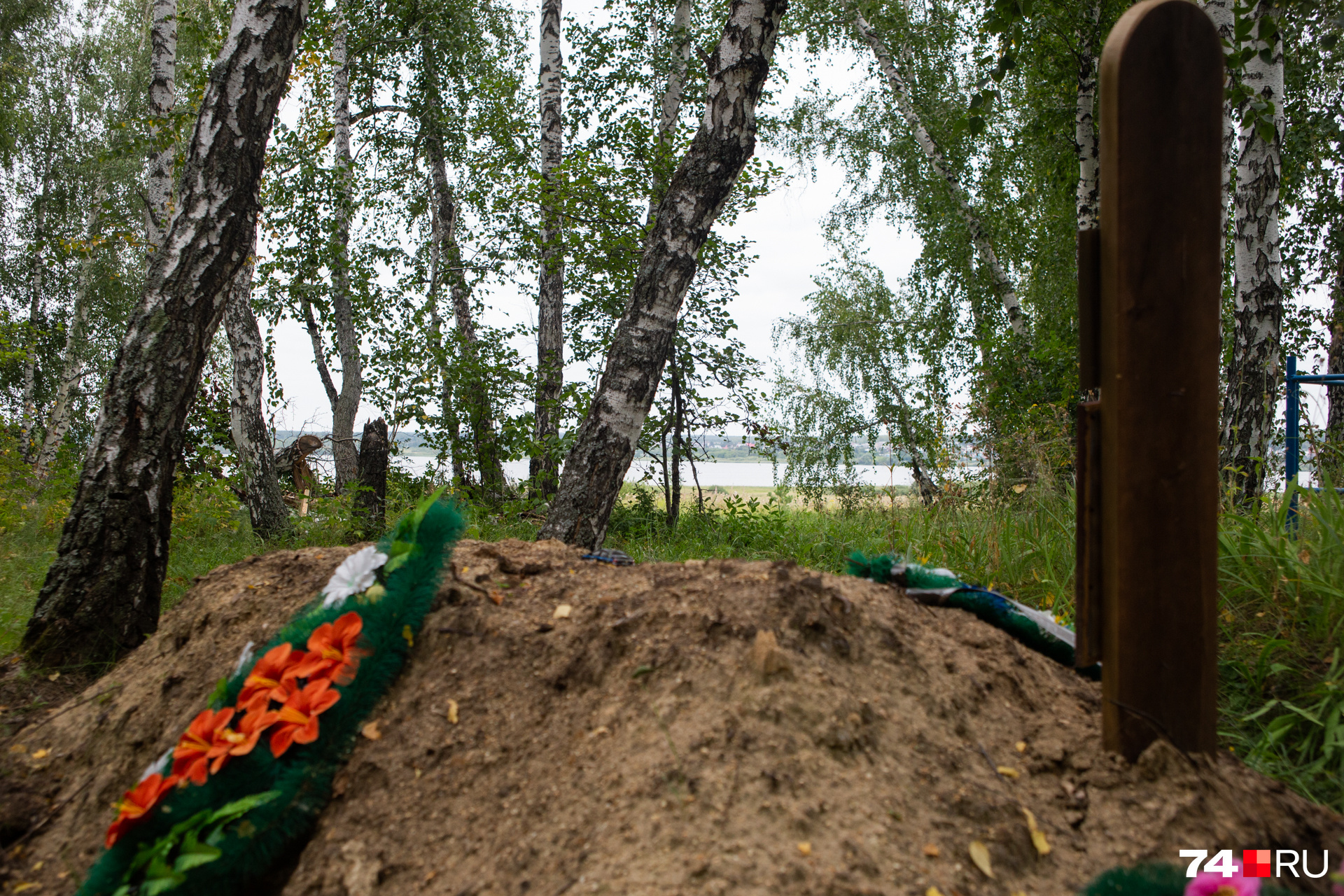 От могил до кромки водохранилища — около 700 метров От могил до кромки водохранилища — около 700 метров
