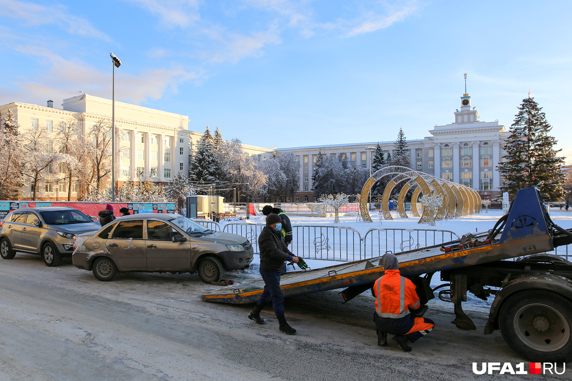 Автомобили увозят на штрафстоянку в Нижегородку