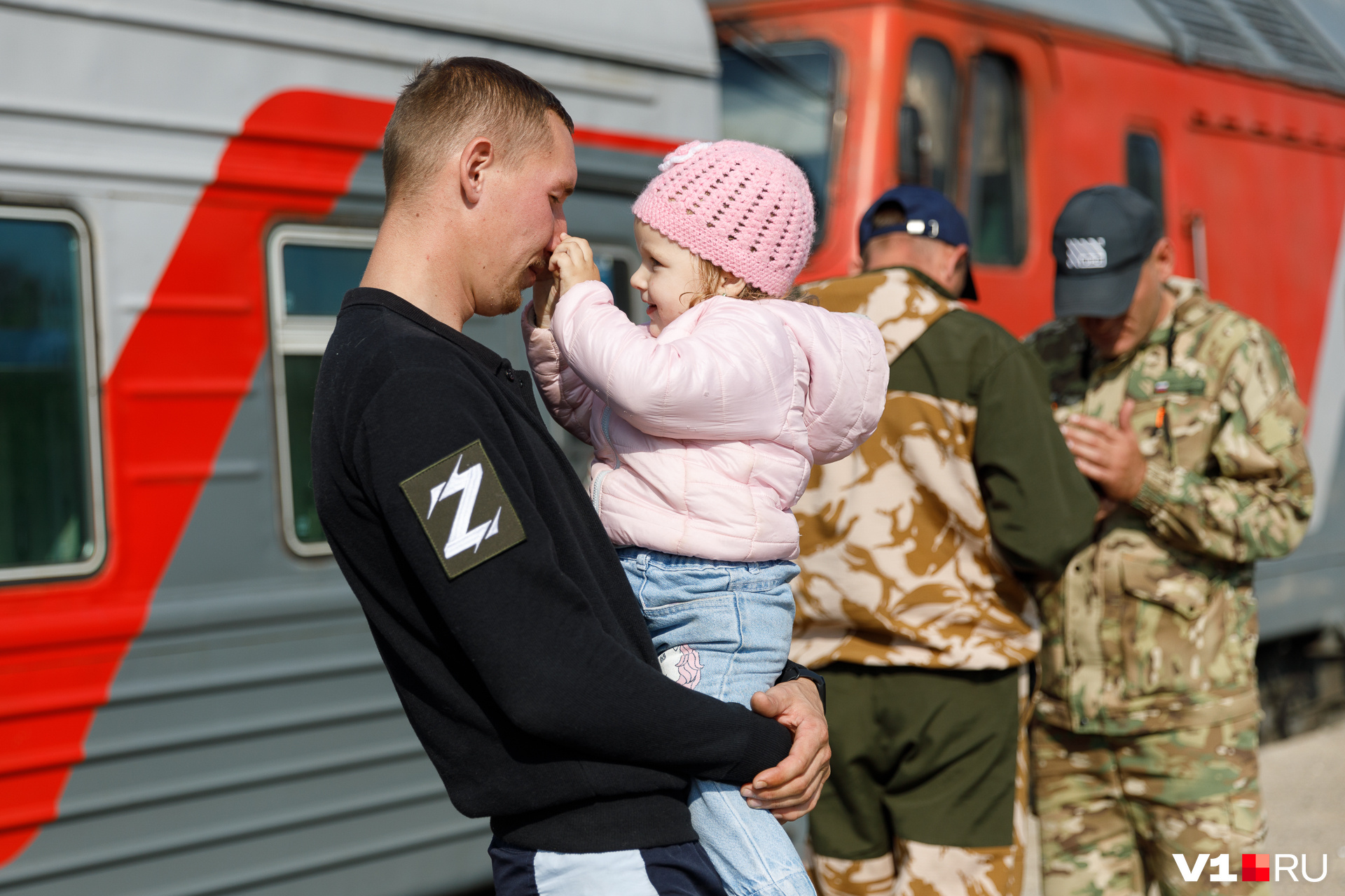 Мобилизация отцов детей. Военнослужащий провожают. Мобилизация фото. Проводы. Проводы мобилизованных.