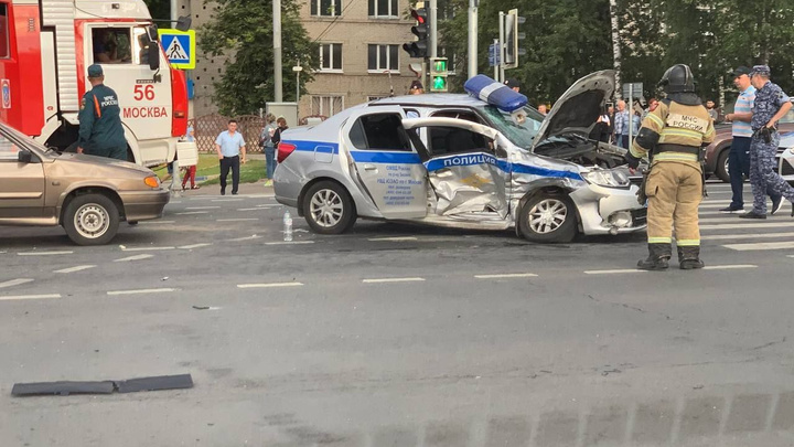 На юго-западе Москвы автомобиль полиции столкнулся с Mercedes. Фото и видео с места аварии