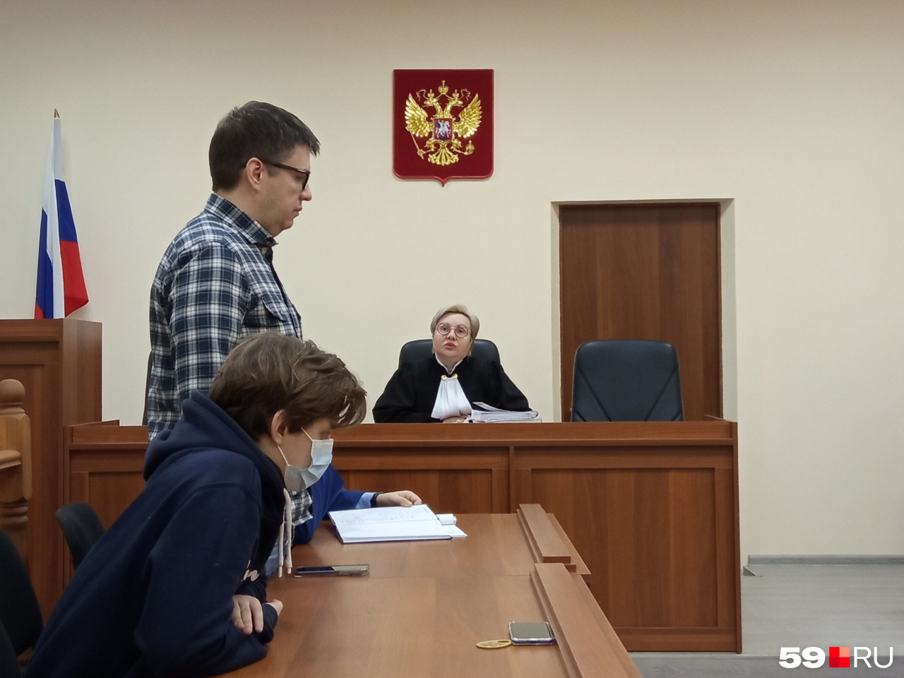 Потерпевший Константин Черных (в клетчатой рубашке) дает показания в суде Потерпевший Константин Черных (в клетчатой рубашке) дает показания в суде