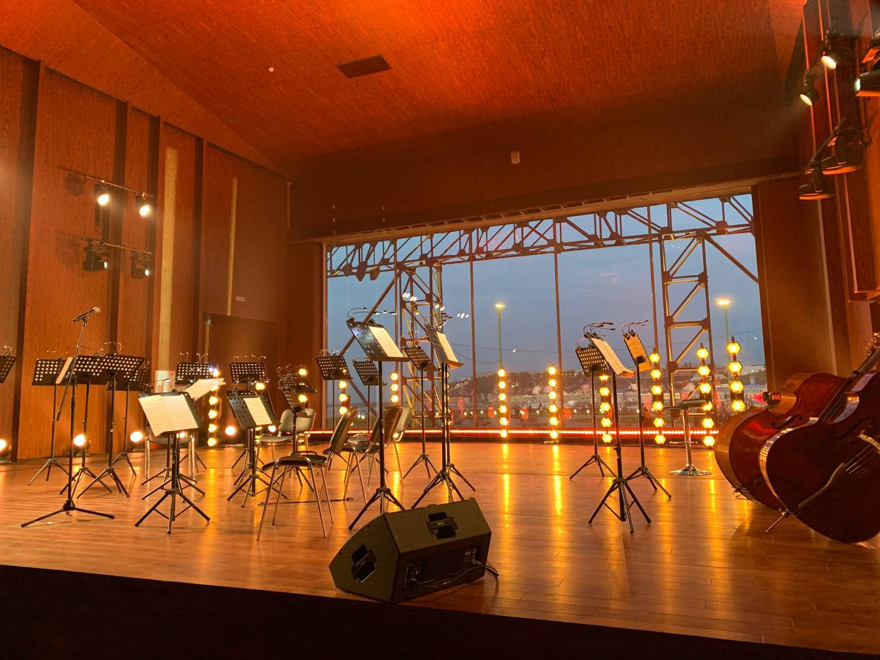 Конструкция зала позволила музыкантам играть без усиливающей звук аппаратуры