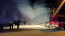 «Частично перекрывали улицу»: кафе узбекской кухни сгорело рядом с Хилокским рынком в Новосибирске