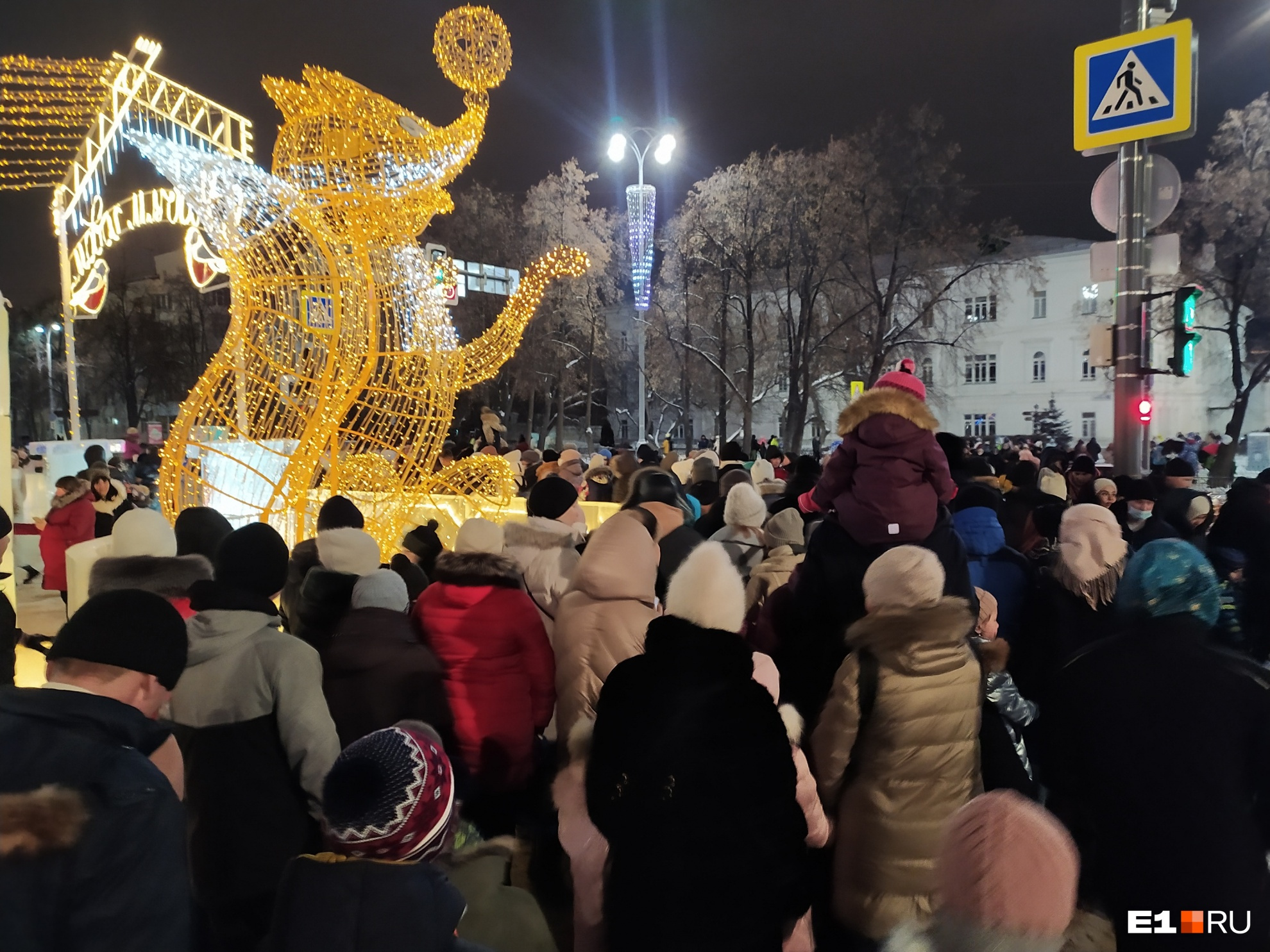 Посмотрим, как ледовый городок переживет нашествие Посмотрим, как ледовый городок переживет нашествие