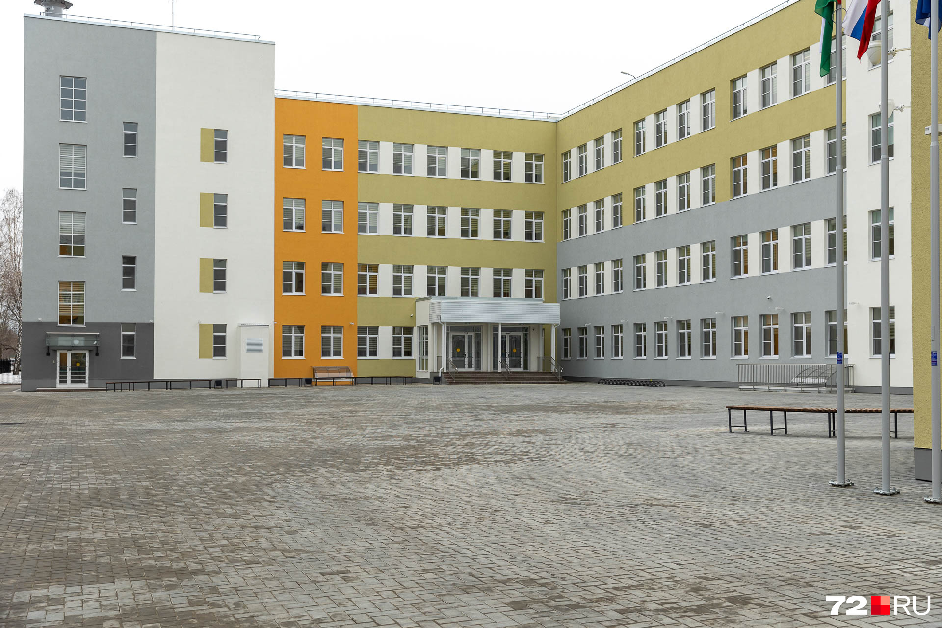 Издалека здание школы кажется очень компактным, но его общая площадь (представьте только!) — <nobr class="_">18,8 тысячи</nobr> квадратных метров