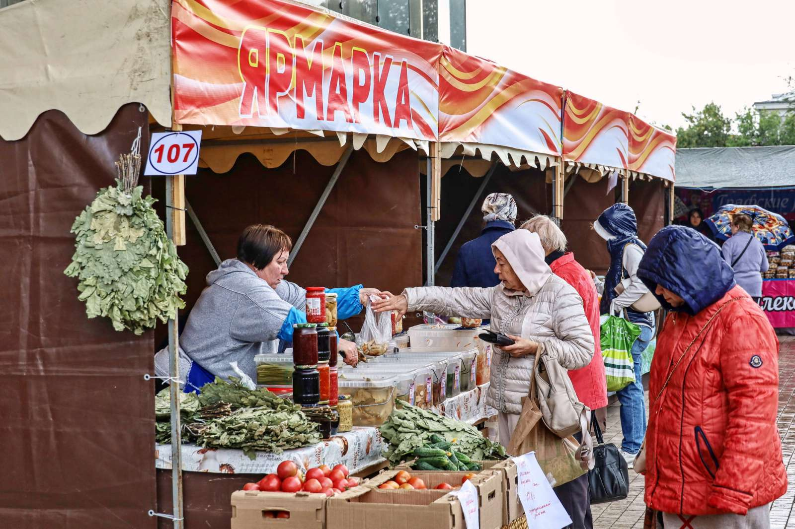 Ярмарка у современника. Сельскохозяйственная ярмарка. Овощи на рынке. Торговля на рынке. Ярмарка сельхозпродукции.