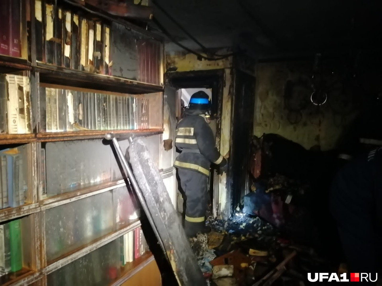 Пожар на Аксакова в Уфе тушили 37 человек