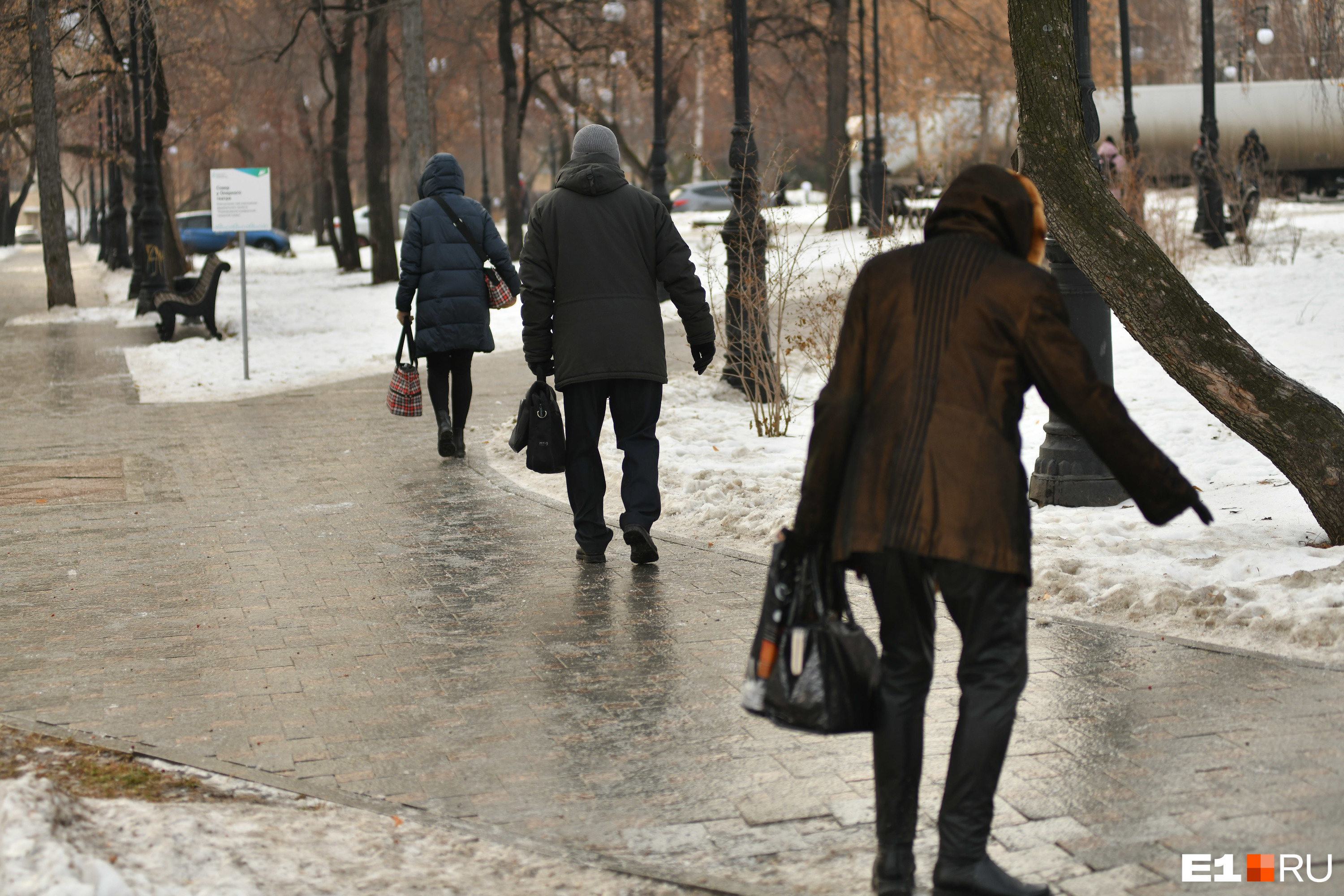 Стало известно, сколько горожан покалечились на скользких тротуарах в Екатеринбурге