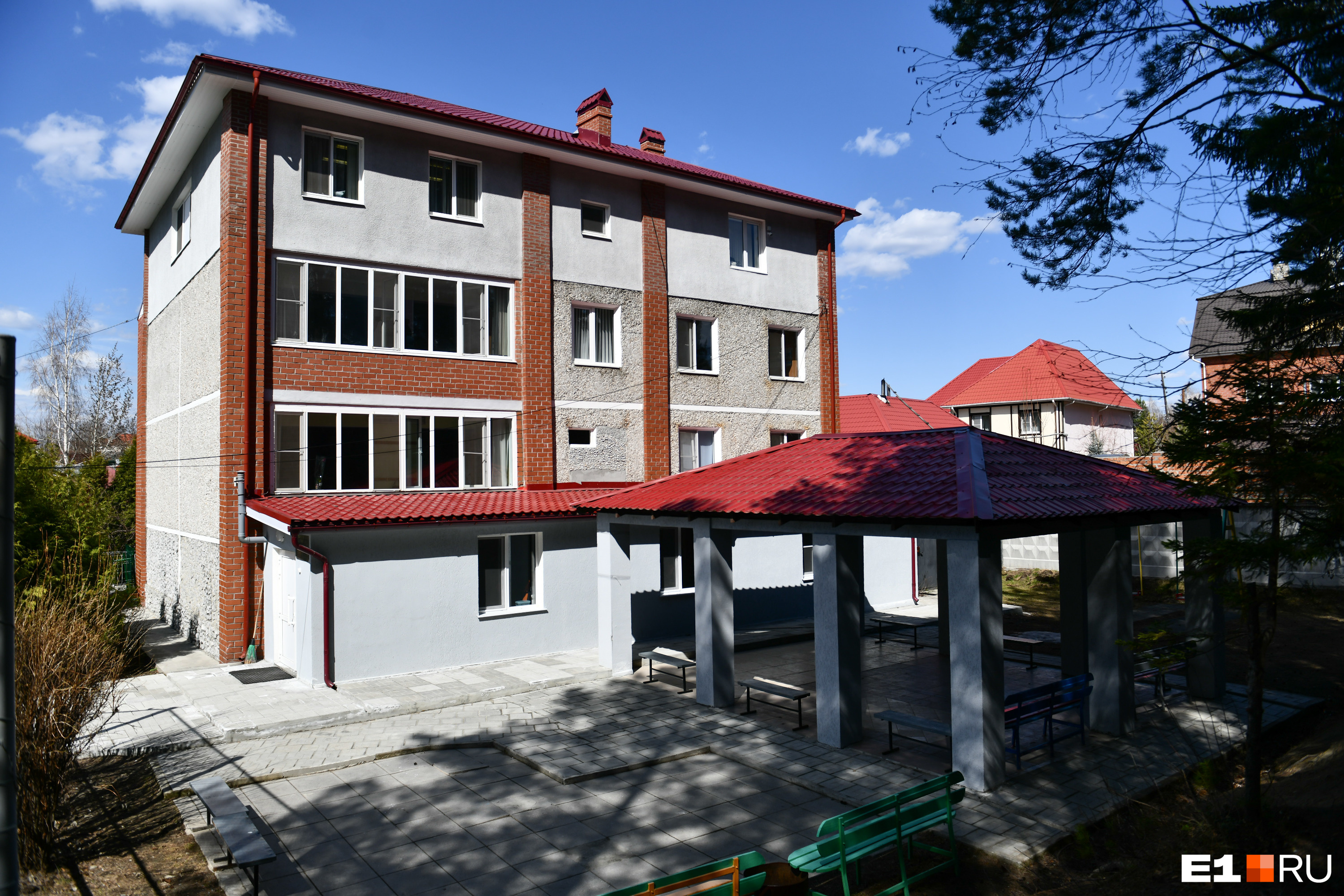 Историю борьбы за школу в Коптяках мы рассказывали <a href="https://www.e1.ru/text/family/2022/05/11/71312849/" class="_" target="_blank">здесь</a> Историю борьбы за школу в Коптяках мы рассказывали <a href="https://www.e1.ru/text/family/2022/05/11/71312849/" class="_" target="_blank">здесь</a>