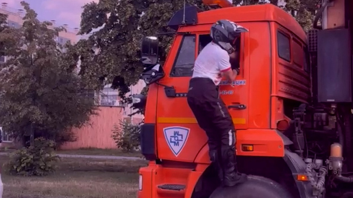 В Челябинске байкер в шлеме набросился на водителя грузовика «Строймеханизации»