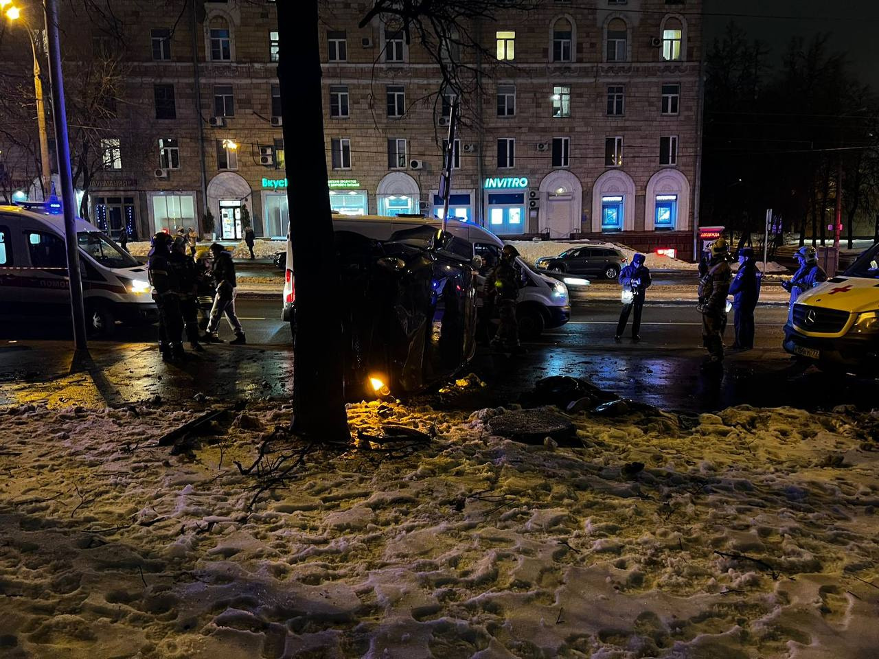 В Москве женщину с двумя детьми сбила машина, вылетевшая на тротуар - 27  ноября 2022 - ФОНТАНКА.ру