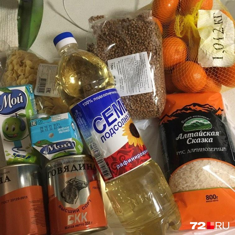 В набор вошли тушенка, рис, гречка, макароны, подсолнечное масло, две маленькие упаковки сока и кило мандаринов. На этом все В набор вошли тушенка, рис, гречка, макароны, подсолнечное масло, две маленькие упаковки сока и кило мандаринов. На этом все