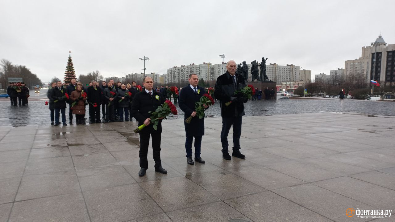 В Петербурге состоялось возложение цветов к монументу героическим защитникам  Ленинграда - 18 января 2023 - ФОНТАНКА.ру