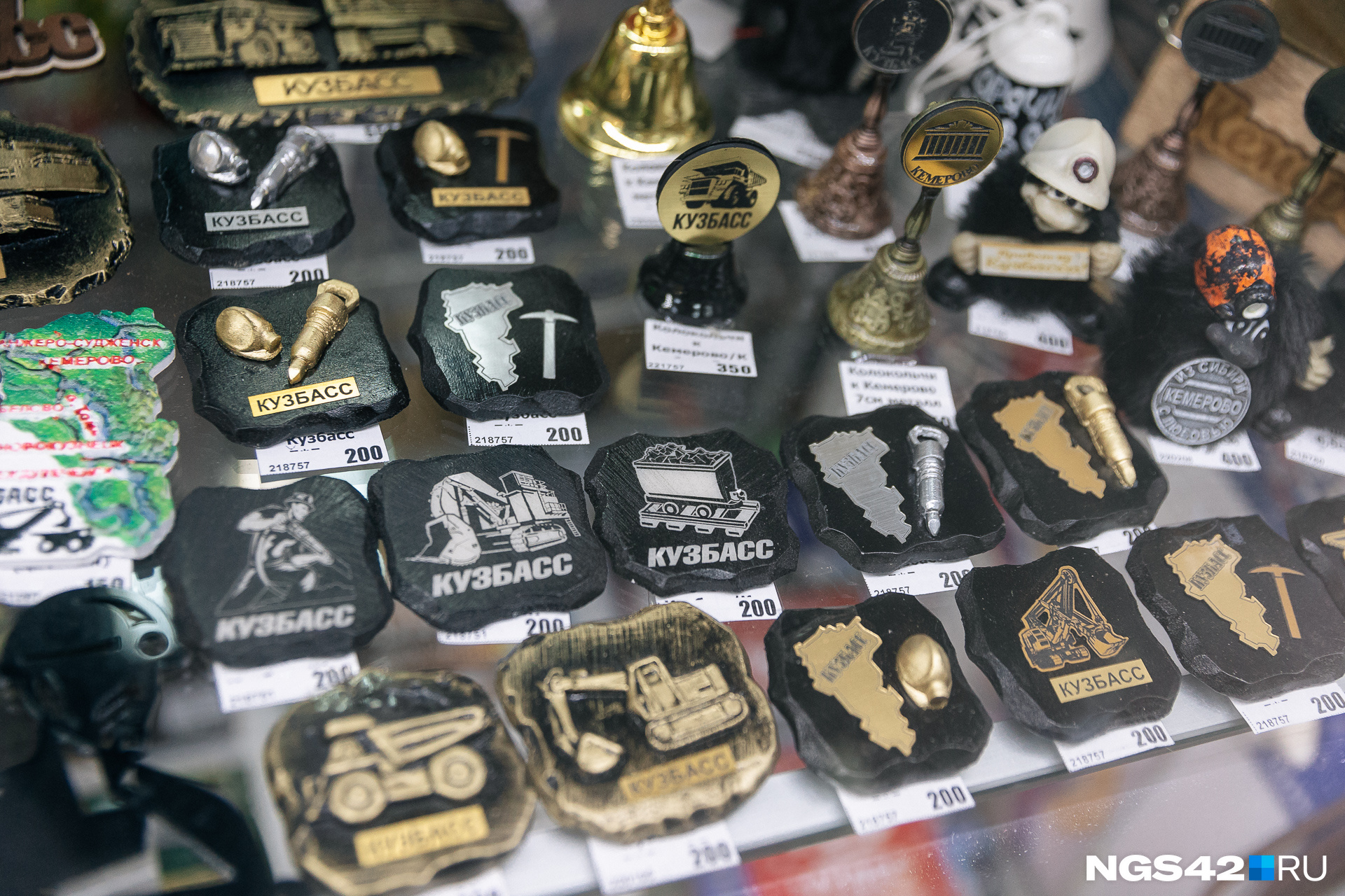 Если магнитик, то не из пластика, а из настоящего угля Если магнитик, то не из пластика, а из настоящего угля