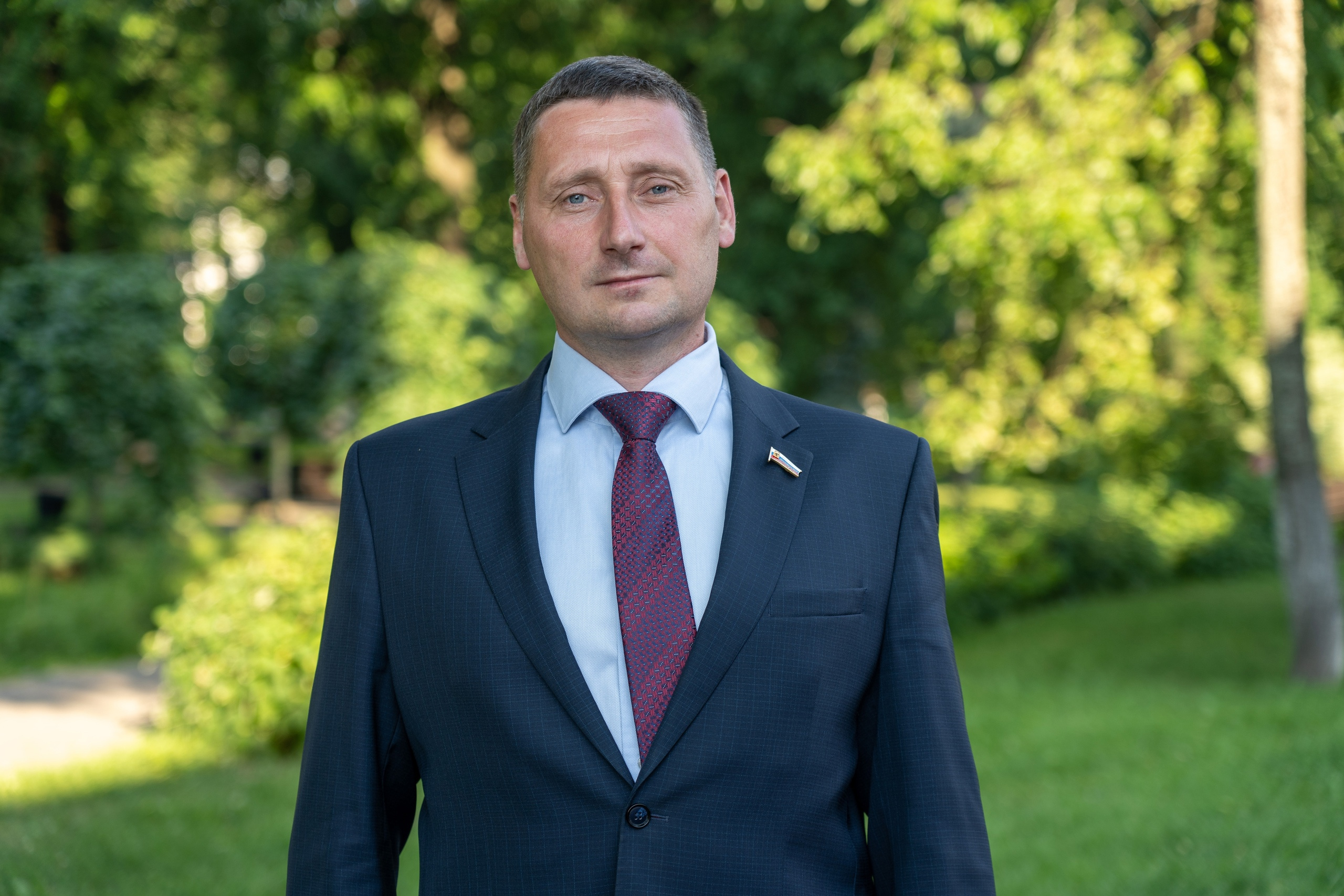 Владимир Смирнов с удостоверением кандидата в губернаторы в избиркоме