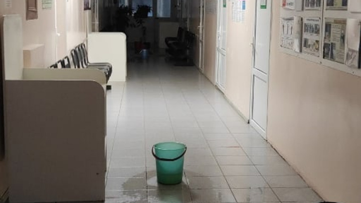 Детскую поликлинику в Чите залило водой из-за протекающей крыши