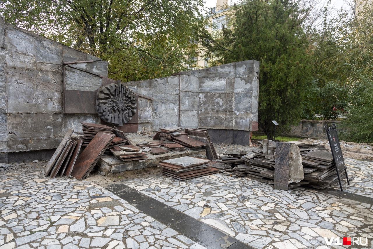 Так памятник на братской могиле выглядел в конце октября Так памятник на братской могиле выглядел в конце октября