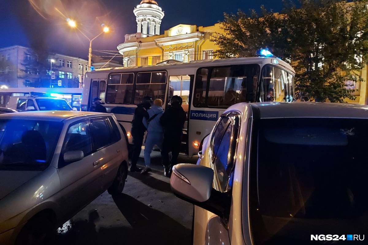 Сколько людей задержали полицейские, неизвестно Сколько людей задержали полицейские, неизвестно