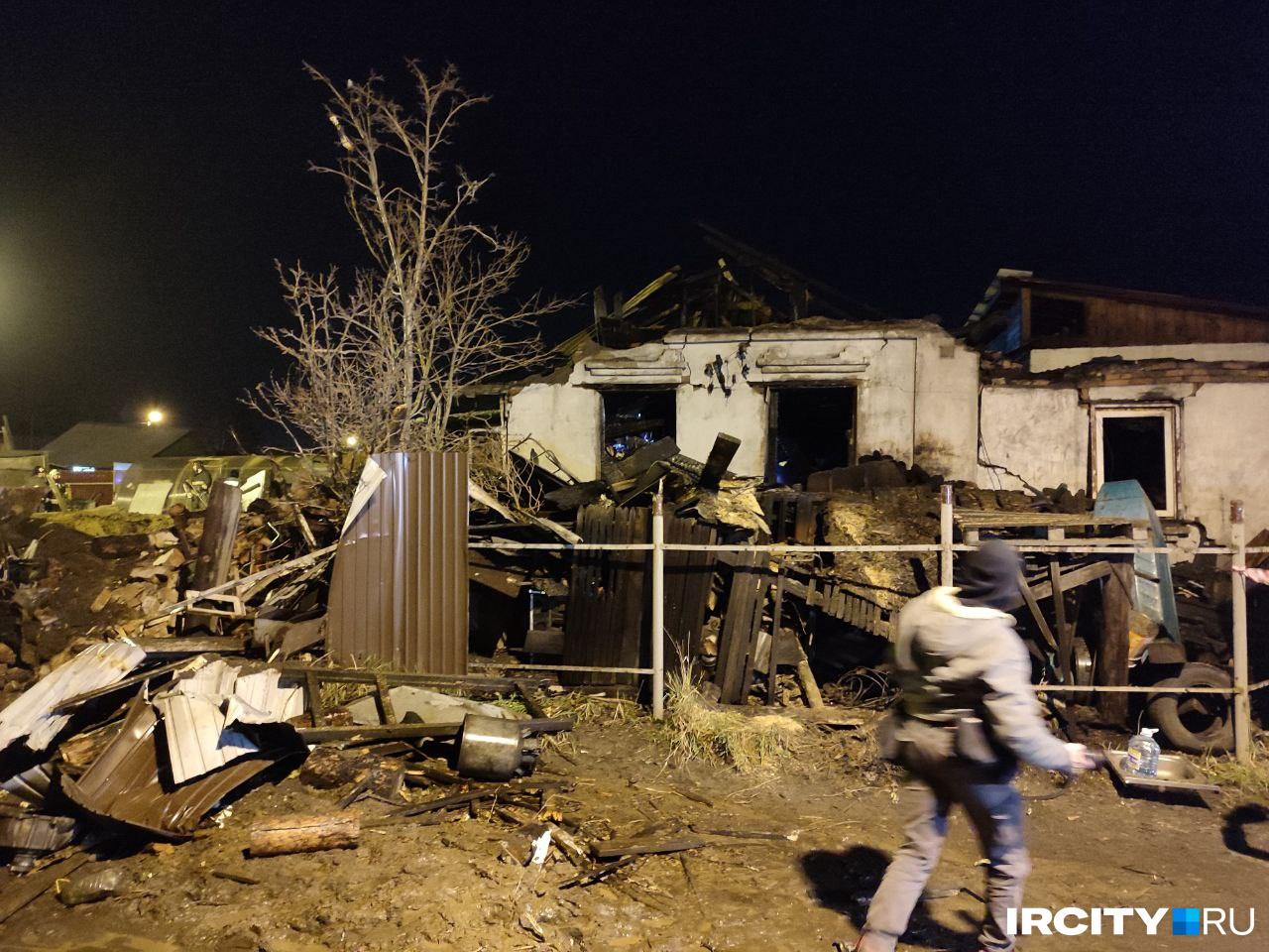 Сгоревший после падения Су-30 дом