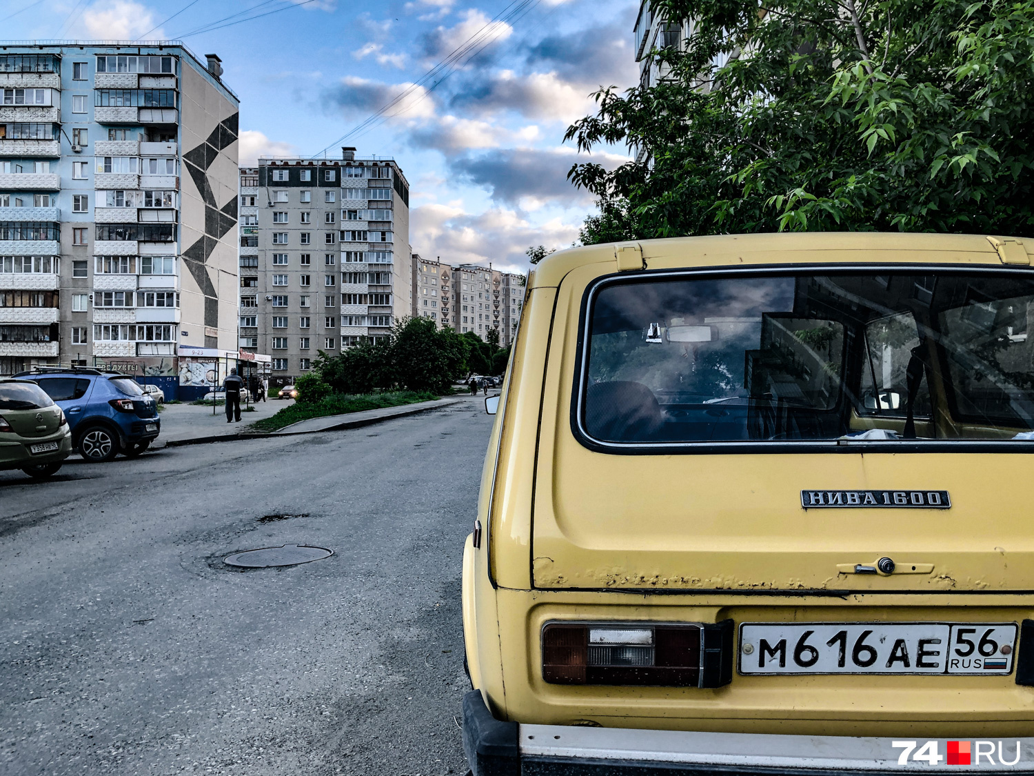 Странное дело: я уже давно вижу на улицах города «Ниву» без АБС, хотя АВТОВАЗ вроде бы начал ее выпуск только в середине июля. Если серьезно, то это правильная «Нива» до 1993 года — это видно по форме фар Странное дело: я уже давно вижу на улицах города «Ниву» без АБС, хотя АВТОВАЗ вроде бы начал ее выпуск только в середине июля. Если серьезно, то это правильная «Нива» до 1993 года — это видно по форме фар