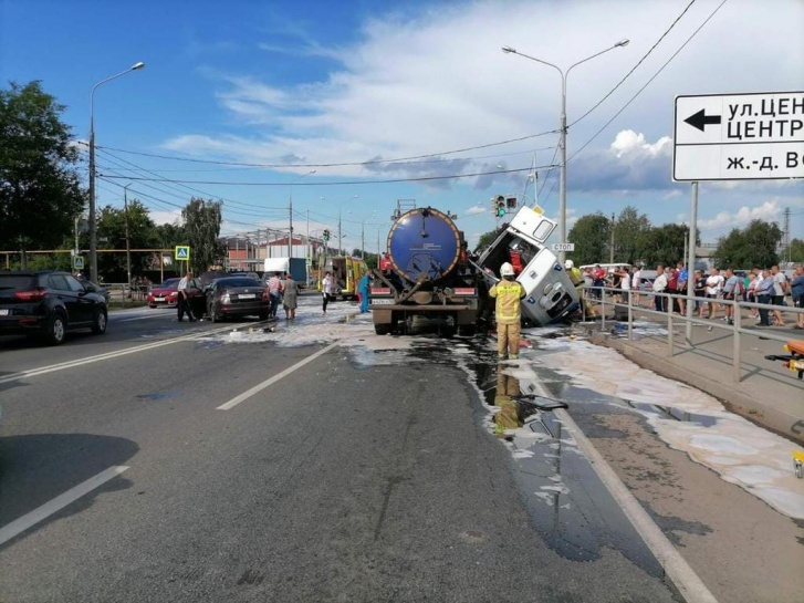 Машина скорой помощи от удара перевернулась на крышу Машина скорой помощи от удара перевернулась на крышу