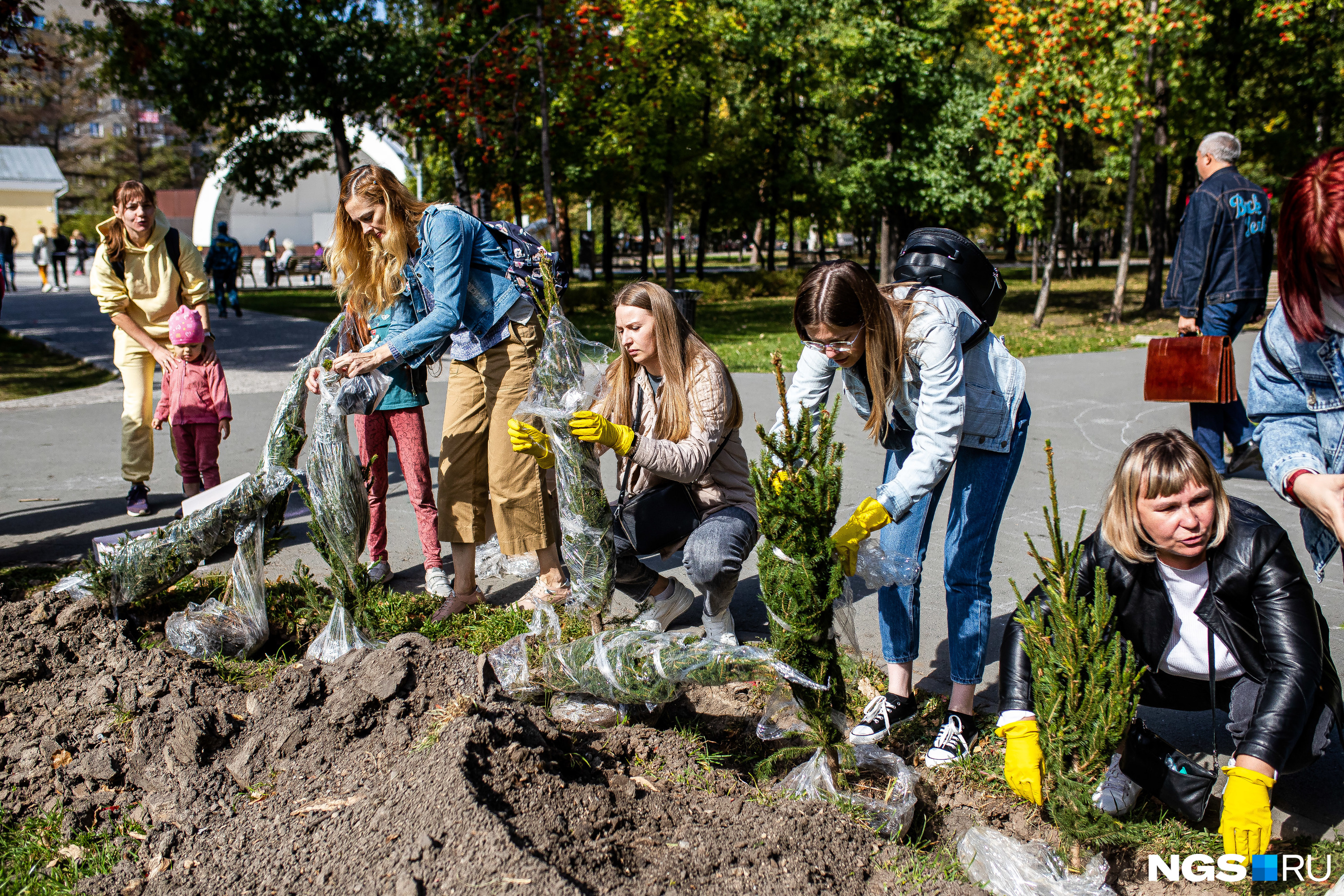 Мероприятие началось в 12 часов и продлилось чуть меньше часа Мероприятие началось в 12 часов и продлилось чуть меньше часа