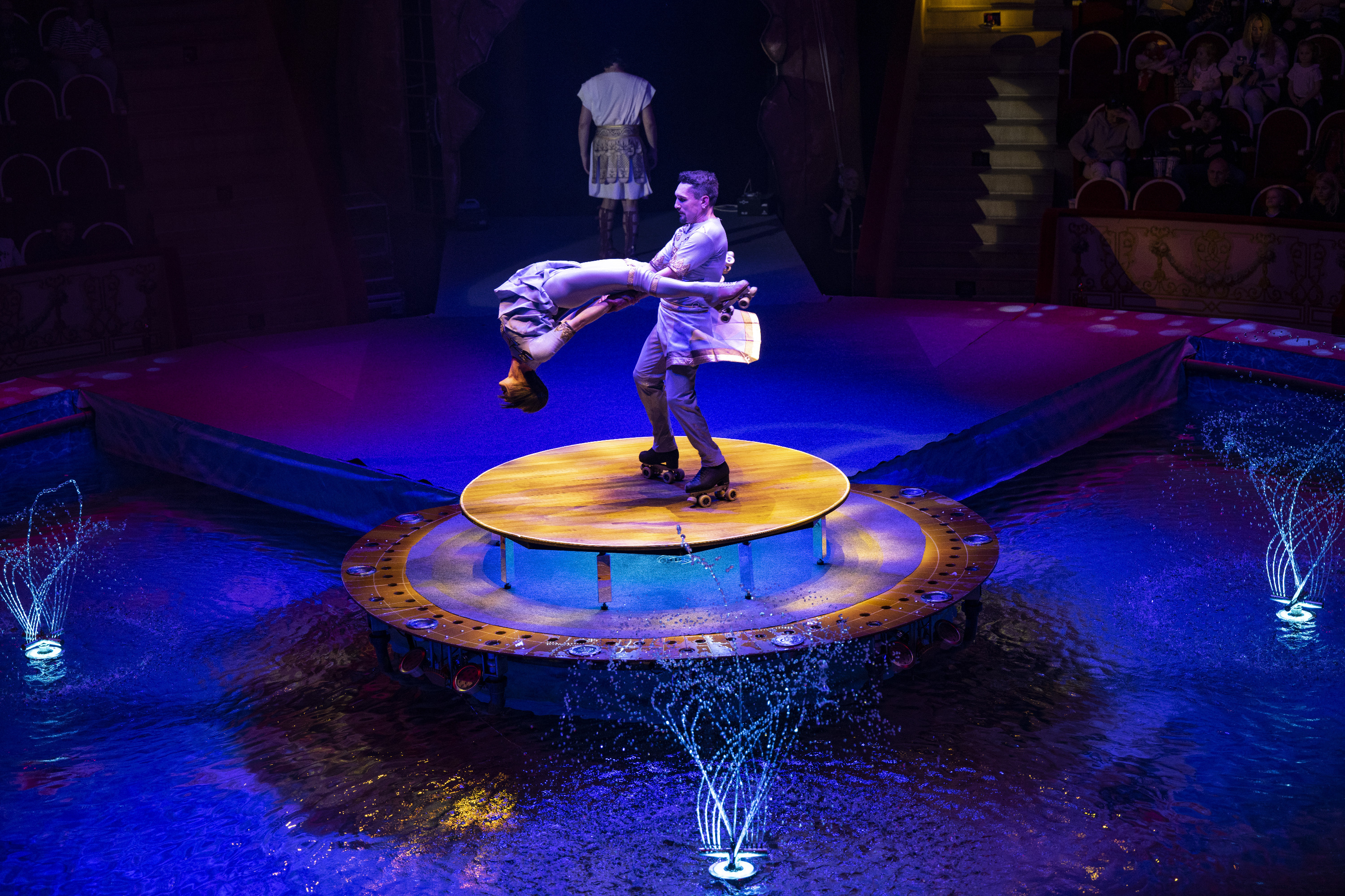 Нижегородский цирк нижний новгород. Артисты цирка гии эрадзе бурлеск. Новый год в цирке нижний новгород. Новый год в цирке нижний новгород. Цирк бон вояж.