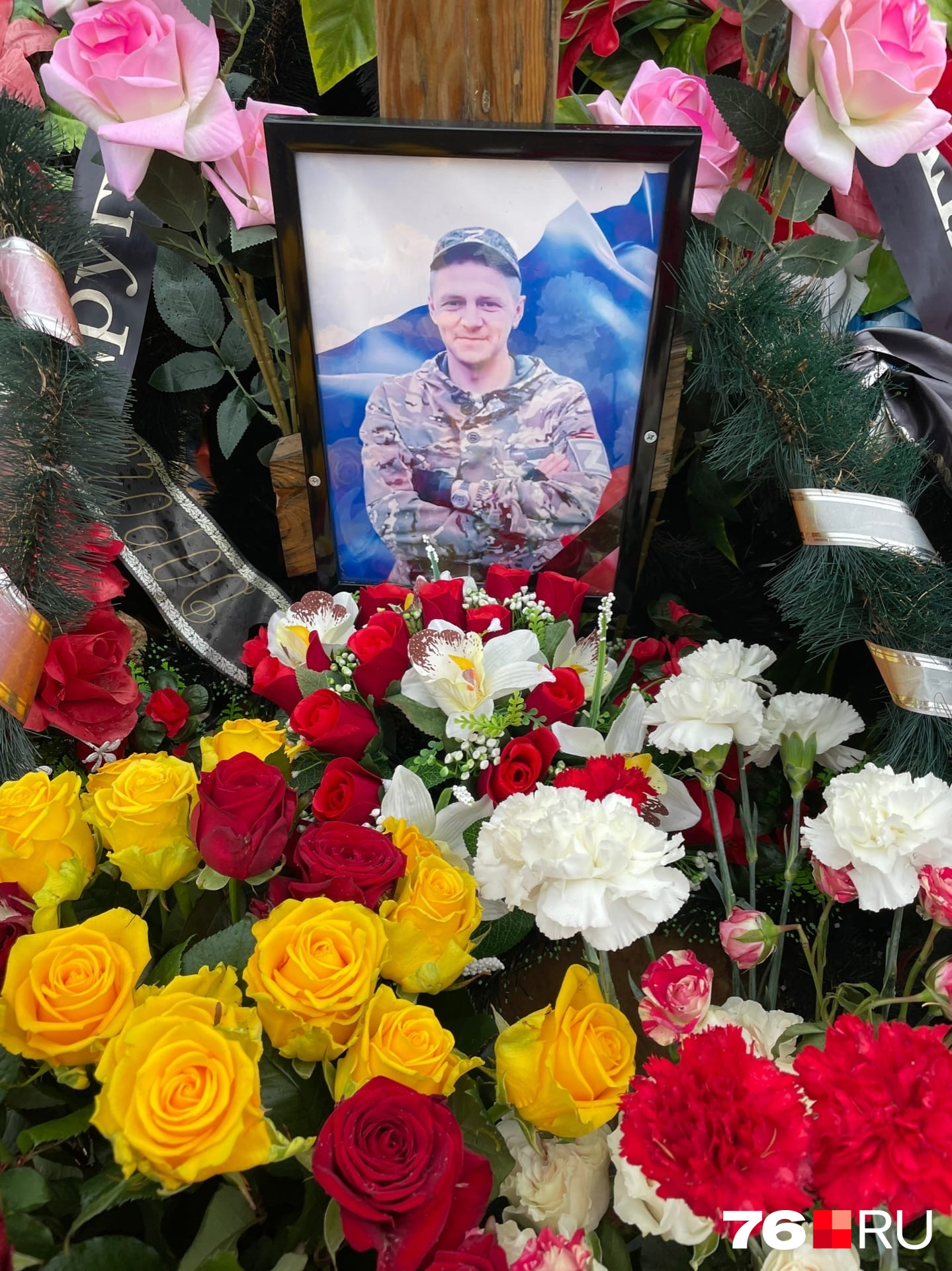На могиле Ивана — его фото на фоне российского триколора