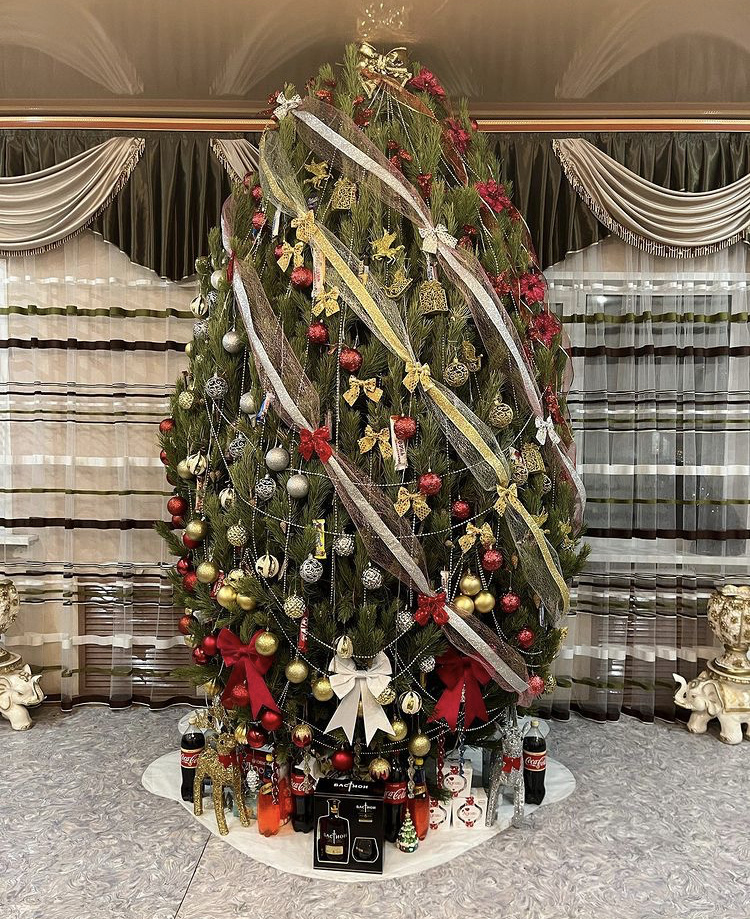 Цыгане устраивают конкурсы на лучшее украшение новогоднего дерева