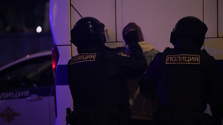 «Некоторых оставили на ночь». Задержанным в центре Москвы протестующим выдали в полиции повестки в военкоматы
