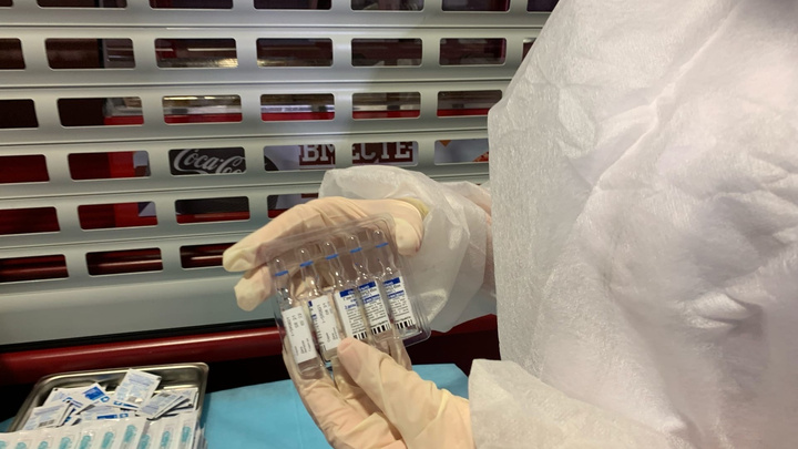 Жительница Магнитогорска получила QR-код после первой прививки «Спутник V»