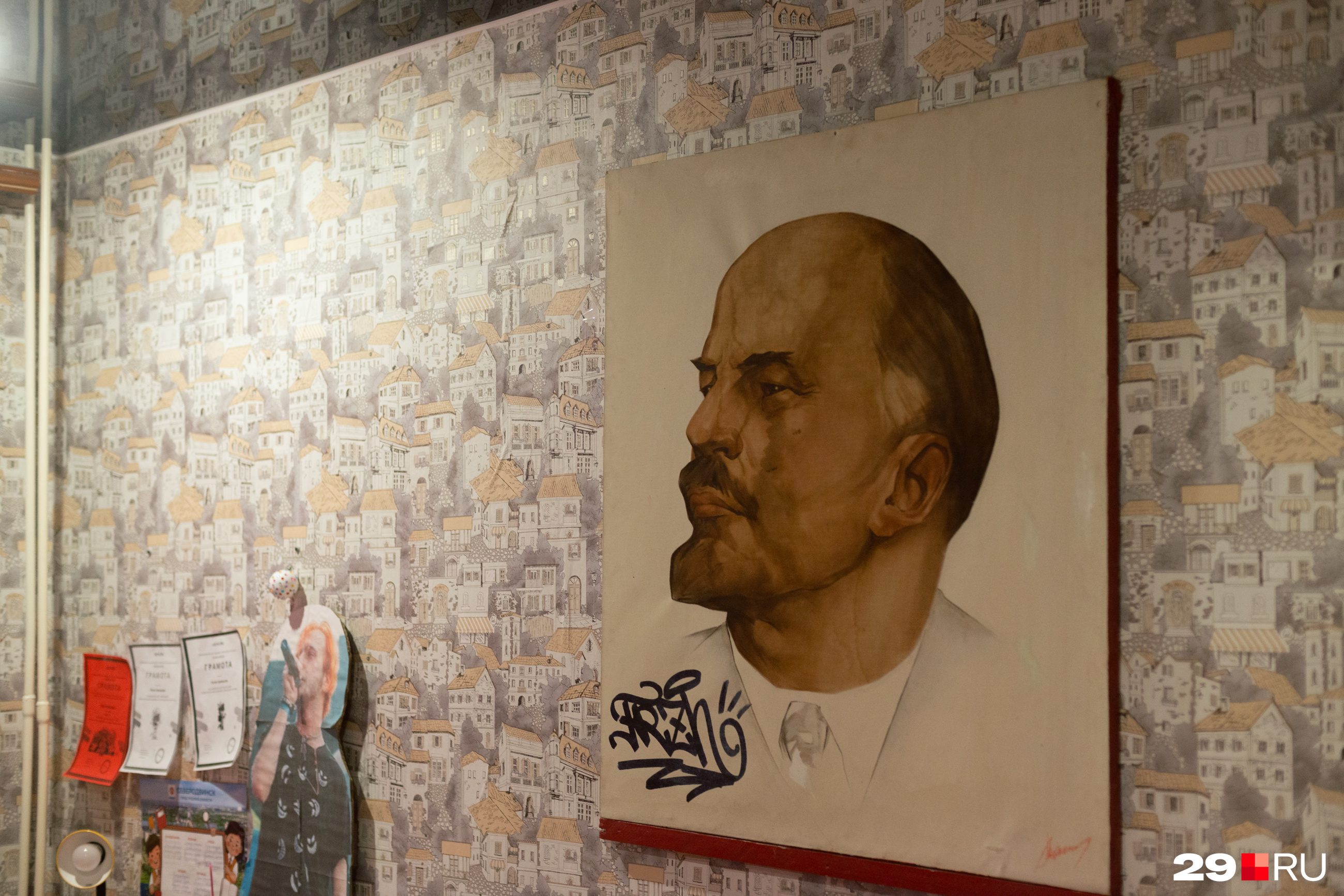 В комнате Олеси рядом с картонным рэпером висит портрет Ленина