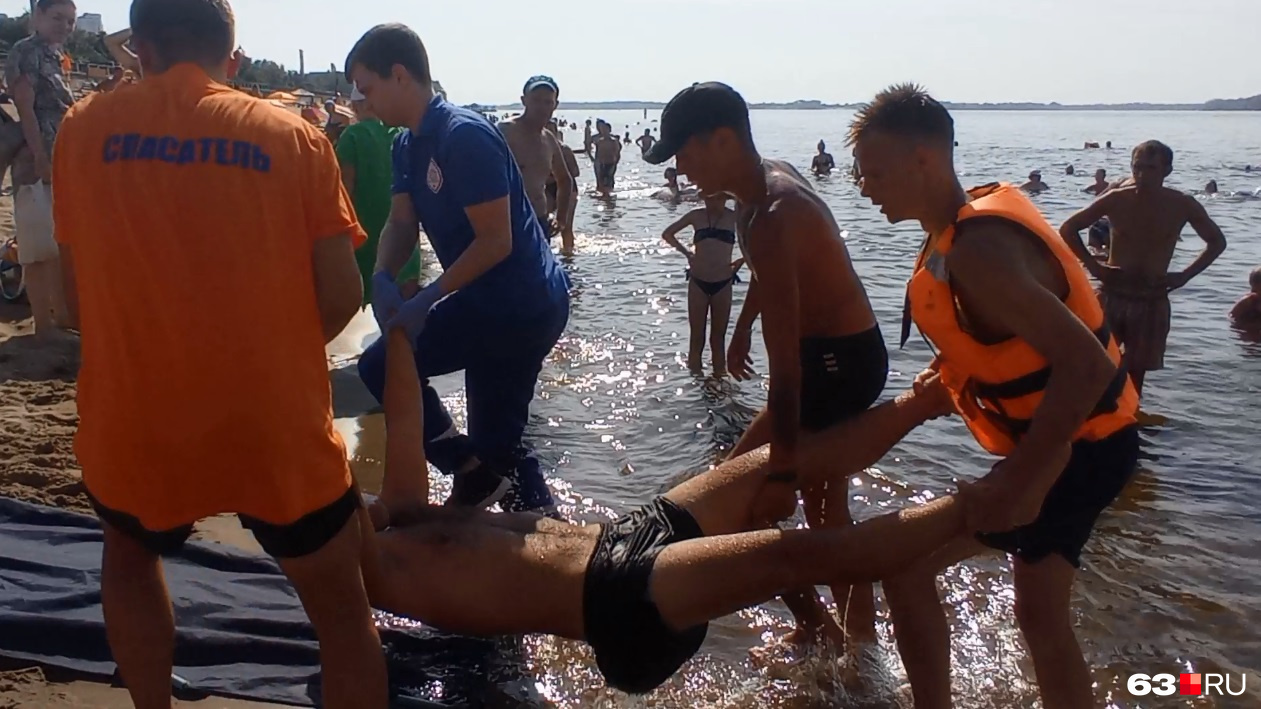 Тонут тихо. Спасатель на пляже. Самара пляжи на Волге. Дикий пляж в Самаре на Волге.