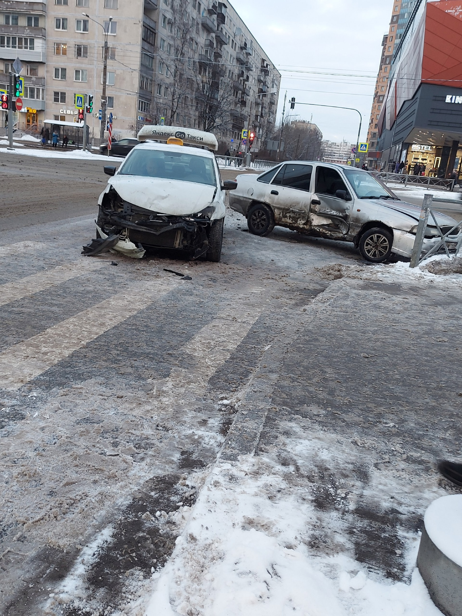 Белые машины на белом снегу. Сколько «одноцветных» аварий было в Петербурге  за день | 04.01.2023 | Санкт-Петербург - БезФормата