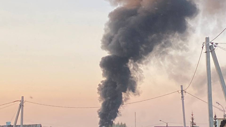 Черный дым поднялся в Чите — горит деревянный дом