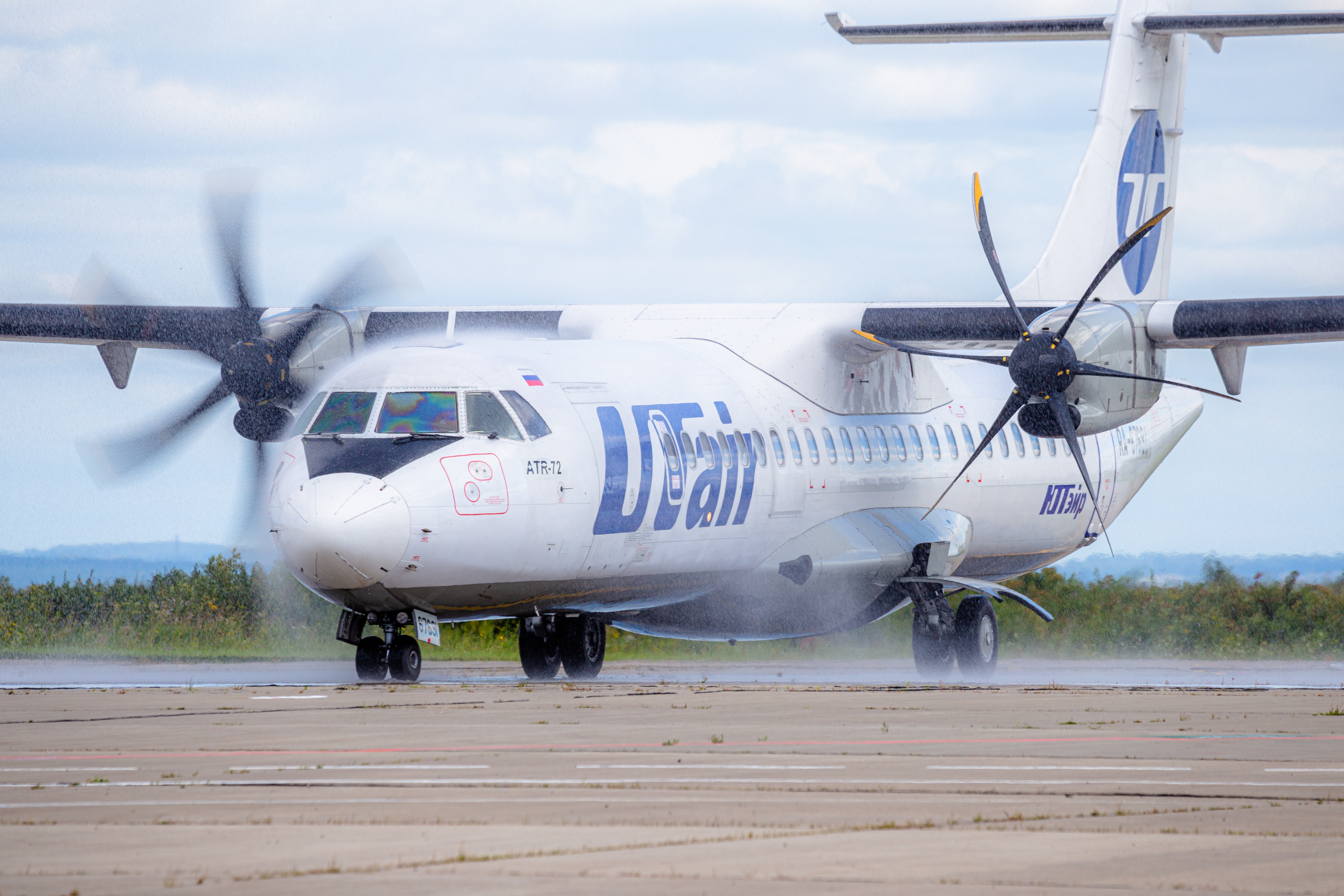 Самолет омск. ЮТЭЙР фото. Самолёт ЮТЭЙР фото серый. UTAIR места в самолете. Самолет сегодня ЮТЭЙР авария.