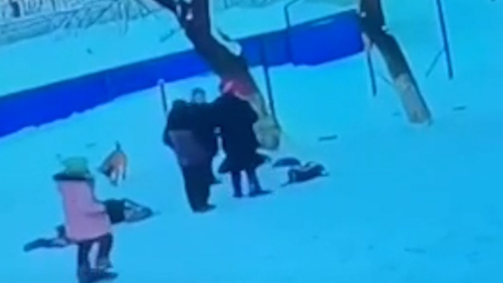 Подростков, избивших одноклассницу на школьном дворе в Копейске, поставили на учет