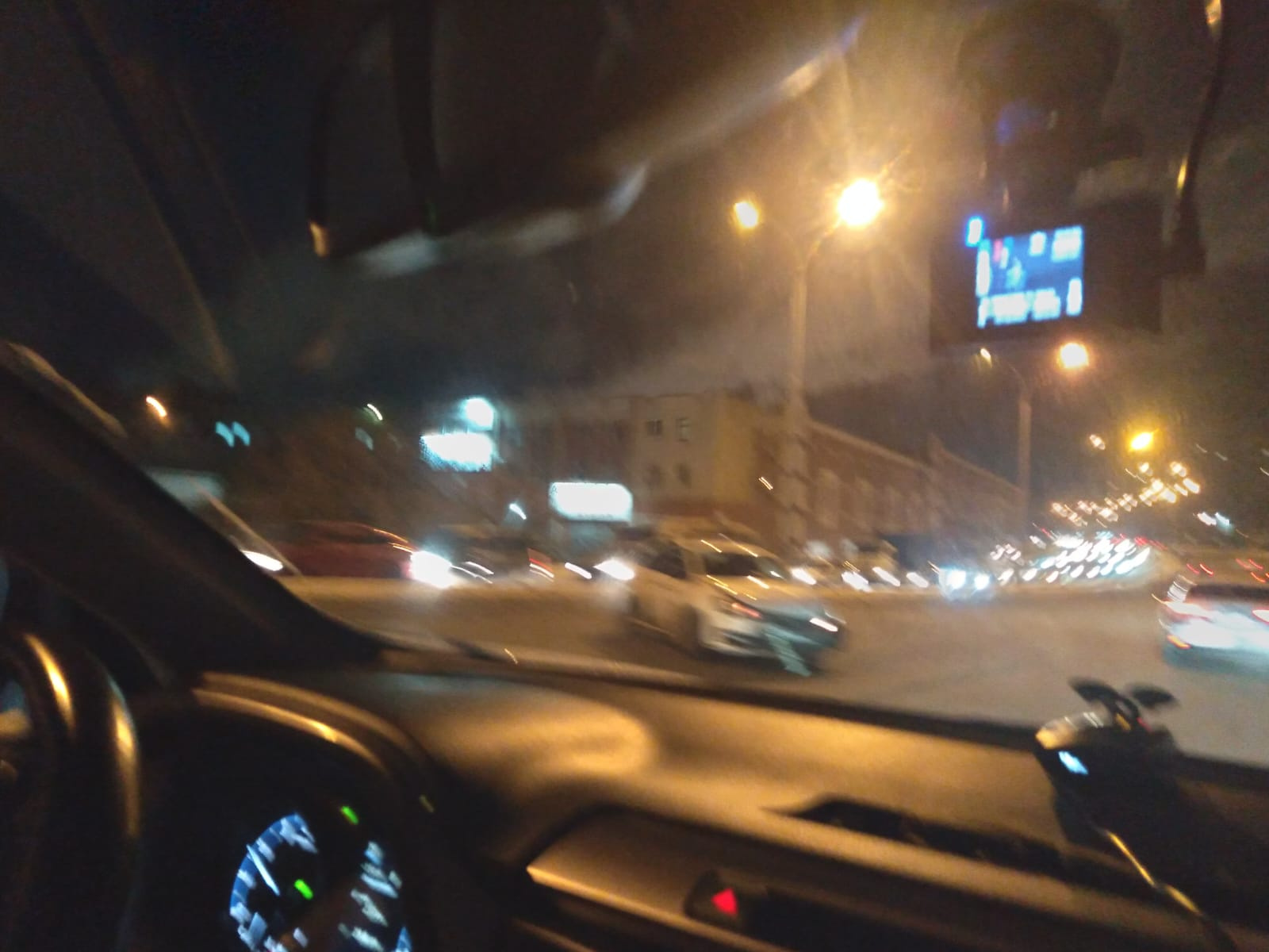 «Приехали две скорые». На Бебелевском мосту массовое ДТП с участием такси
