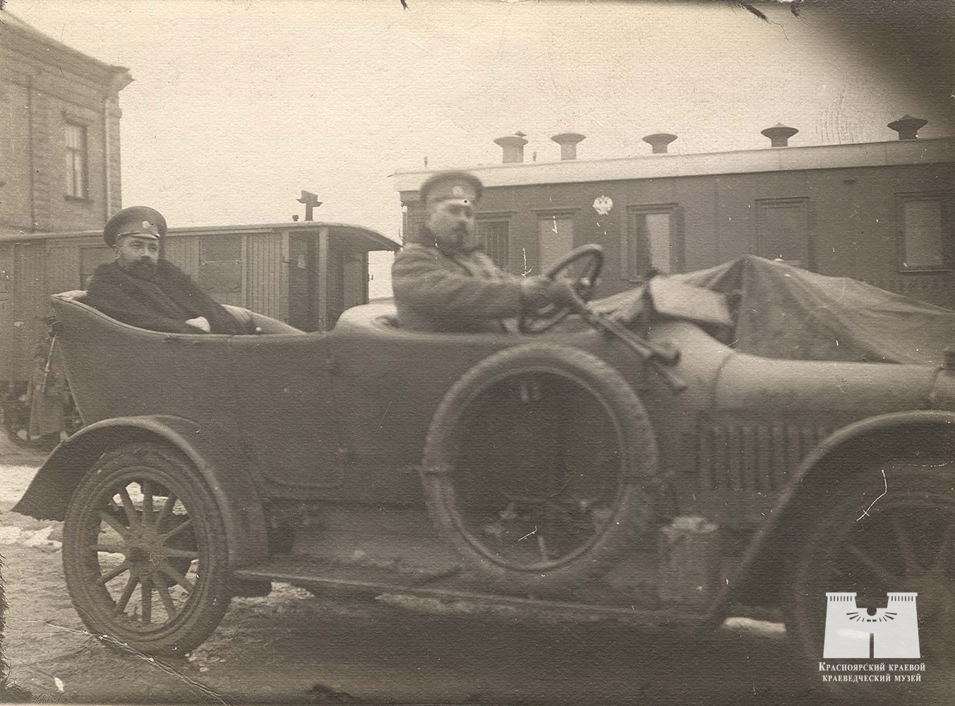 Один из первых автомобилей в Красноярске у железнодорожного вокзала. <nobr class="_">1910-е</nobr> годы