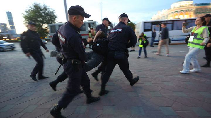 В центре Екатеринбурга прошли задержания. Публикуем фото с места событий
