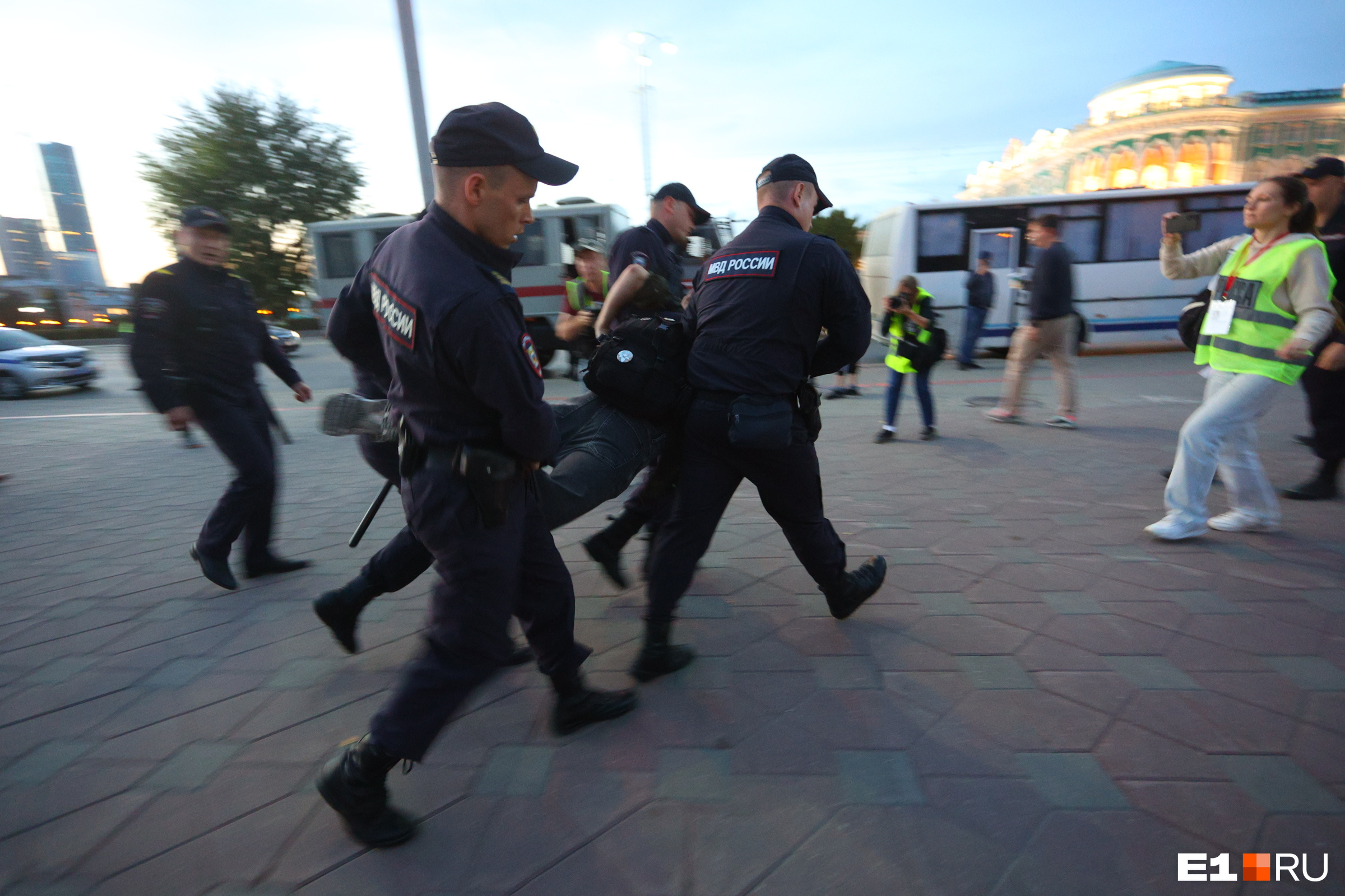 После последние новости россии. Толпа полицейских. Полиция фото. Полиция и преступники.