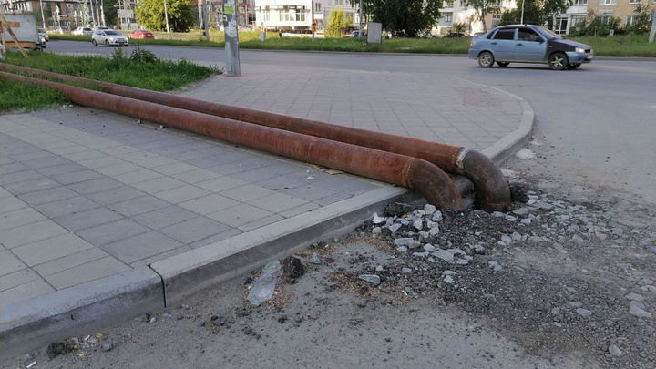 «Половина района обезображена»: екатеринбурженка — об укладке ржавых труб поверх тротуара