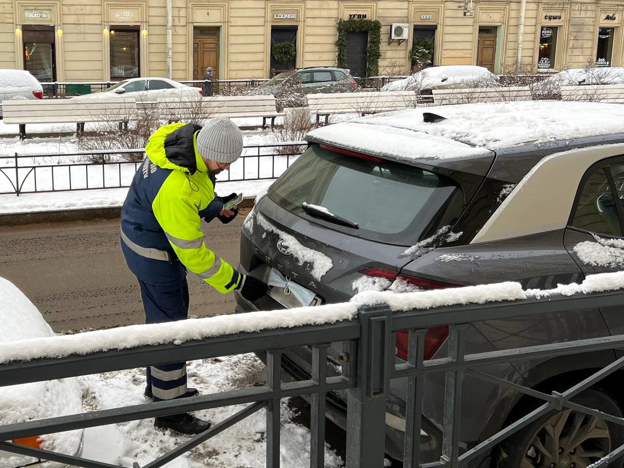 За первую неделю работы пешие инспекторы лишили прикрытия сотни парковочных «зайцев» в Петербурге